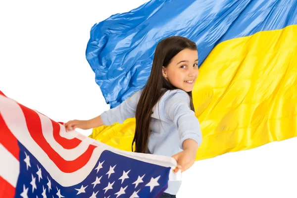 Маленькая девочка с флагом США на фоне украинского флага — стоковое фото