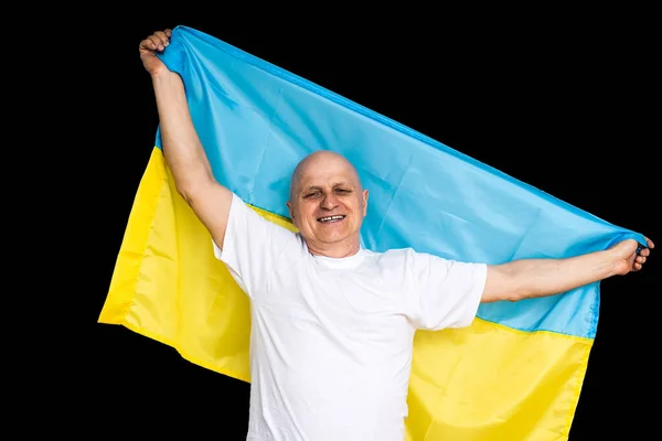 A guerra na Ucrânia. Idoso coberto contra bandeira ucraniana — Fotografia de Stock