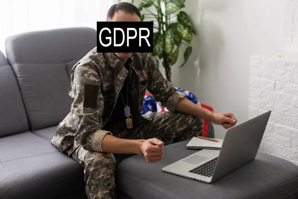 GDPR - Γενικοί Κανονισμοί Προστασίας Δεδομένων Στρατιωτική έννοια. Στρατιώτης προσφέρει ένα λουκέτο με gdpr λέξη που περιβάλλεται αστέρια. Ευρωπαϊκό Σύστημα Ασφάλειας Δεδομένων. — Φωτογραφία Αρχείου