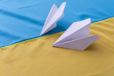 Ukrayna bayrağı taşıyan iki kağıt uçak. El yapımı sanat konsepti