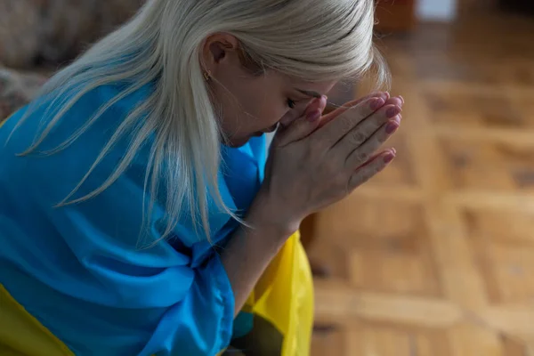 Triest meisje met Oekraïense vlag. Oekraïne. Oorlog in Oekraïne. Oekraïense vrouw. — Stockfoto