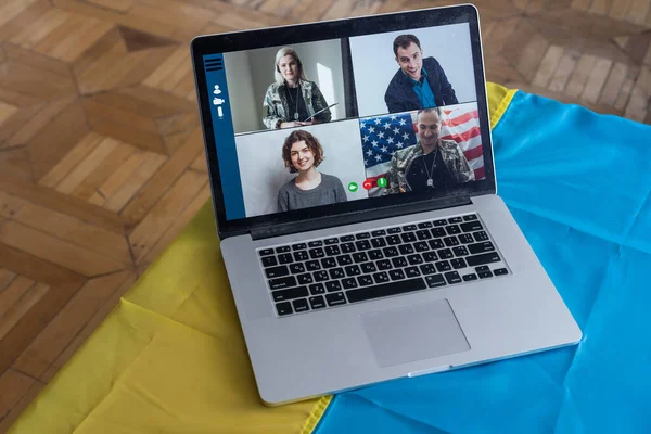 Soporte de medios digitales en línea para Ucrania. Concepto Libertad y Patriotismo. familia portátil — Foto de Stock