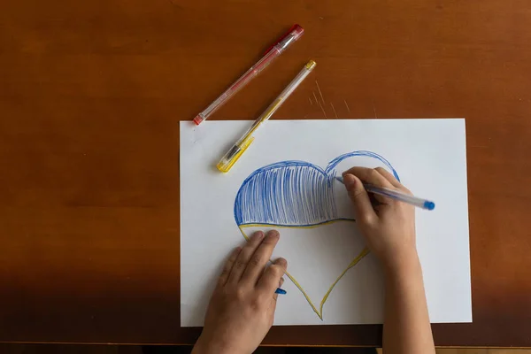 Közelkép gyerekekről, akik szívet rajzolnak — Stock Fotó