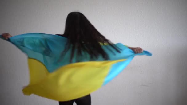 Holčička držící vlajku Ukrajiny — Stock video