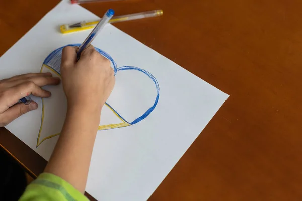 Крупный план детских рук, рисующих сердце — стоковое фото