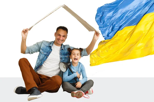 Семья с флагом Украины — стоковое фото