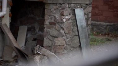 Otoparkta terk edilmiş paslı bir araba. Etrafı çit ve dikenli tellerle çevrili. Otomotiv parçalanması ya da metal işleme için bir kaç araba su birikintisinde duruyor. Eski bir arabanın restorasyonu.