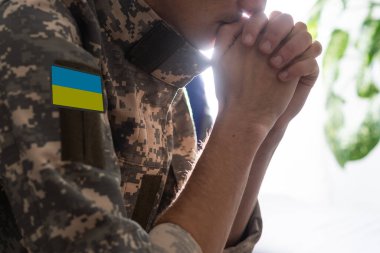 Ukraynalı savaşçı askeri piksel üniforma giymiş Ukrayna 'nın sarı-mavi bayrağı.