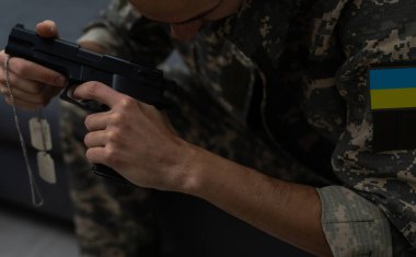 Ukraynalı savaşçı askeri piksel üniforma giymiş Ukrayna 'nın sarı-mavi bayrağı.