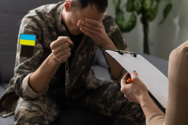 Украинский воин одет в военную пиксельную униформу желто-голубого флага Украины — стоковое фото