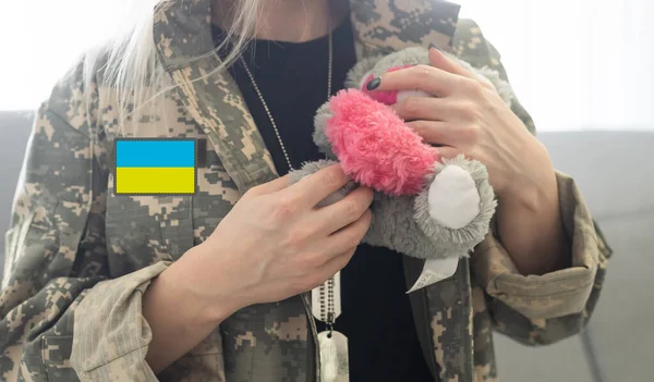 Triste mulher ucraniana militar em uniforme — Fotografia de Stock