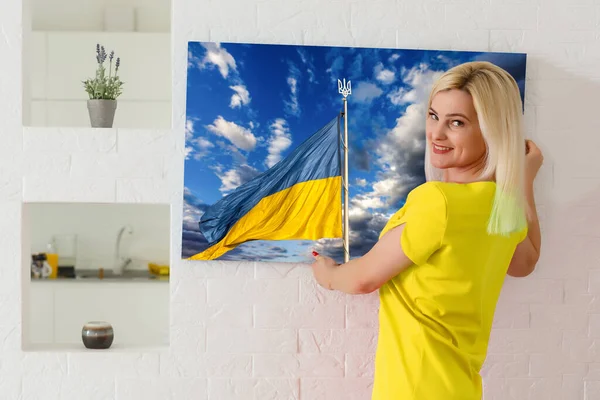 Bandeira da pintura a óleo ucraniana sobre tela. tela de foto com a bandeira da Ucrânia — Fotografia de Stock