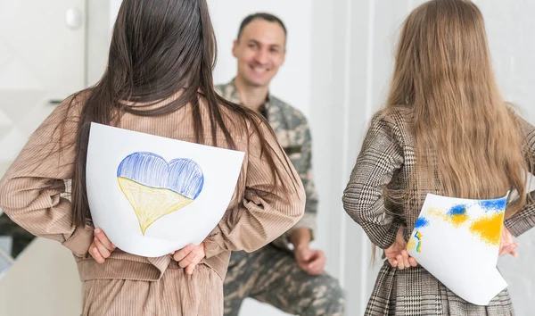 Soldado ucraniano feliz em militar, filha alegre, veteranos ucranianos de russo-ucraniano, Dia da Independência — Fotografia de Stock
