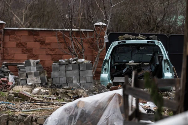 ウクライナでの戦争。住宅の損傷。庭の荒廃は. — ストック写真