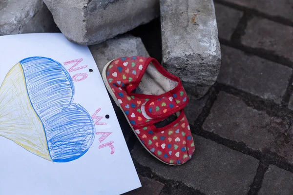 Barnskor och Ukrainas flagga, kriget — Stockfoto
