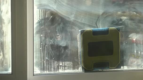 窗户非常肮脏和尘土飞扬的玻璃在白天。清洁机器人 — 图库视频影像