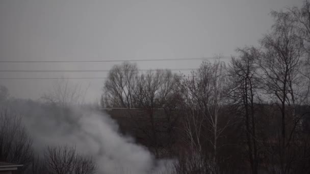 Oheň v soukromém domě hustý kouř stoupá nad střechy. — Stock video