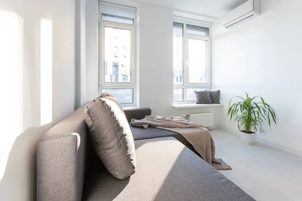 Schlafzimmer im minimalistischen Stil. Bett für zwei Personen mit Decke und Kissen — Stockfoto