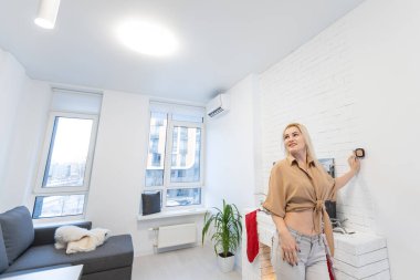 Akıllı duvar ev kontrol sistemi kullanan kadın