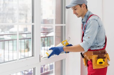 İşçi eve pencere kurup kontrol ediyor