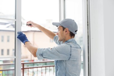 İşçi eve pencere kurup kontrol ediyor