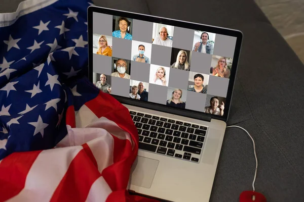 Bandera nacional americana o estadounidense. trabajar desde casa en computadora portátil portátil en webcam videoconferencia llamada en cuarentena. — Foto de Stock