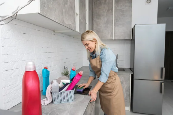 Jovem mulher fazendo tarefas domésticas, limpando a cozinha. Menina limpando a cozinha. Limpeza do quarto. — Fotografia de Stock