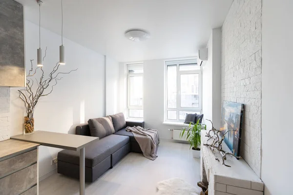 Innenraum der kleinen Wohnküche in Studio-Appartements in minimalistischem Stil mit heller Farbe — Stockfoto