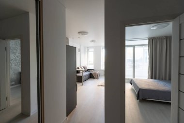 Modern minimalist koyu gri çatı katı tarzı stüdyo daire iç tasarımı. Mutfak, oturma alanı, iş yeri