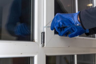 Profesyonel tamirci eve pencere kuruyor.