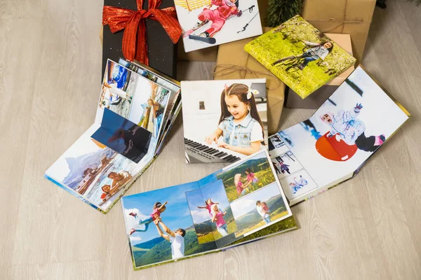 Foto su tela e album fotografici vicino all'albero di Natale come regalo — Foto Stock