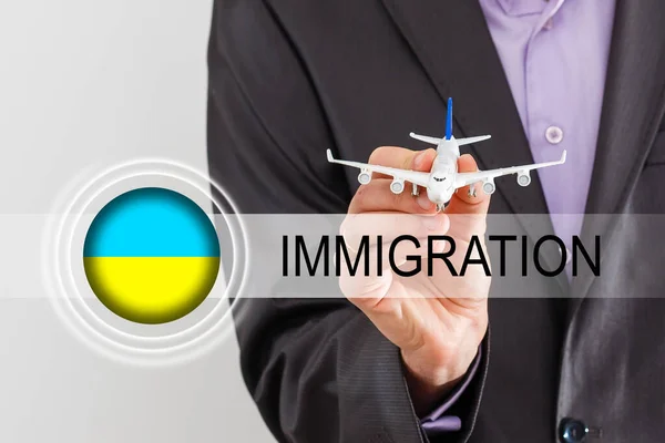 Bandera de Ucrania y la inscripción de inmigración, botón virtual —  Fotos de Stock