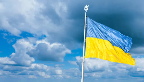 Ukraiński Flaga na błękitne niebo backgroud — Zdjęcie stockowe