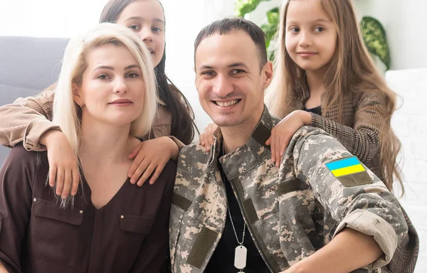 Украинский солдат. Милитаризация. Украинский защитник прощается со своей семьей. Мобилизация украинских мужчин. Война Украины и России — стоковое фото