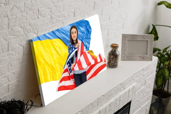 Foto Leinwand Menschen mit der Flagge der Ukraine — Stockfoto