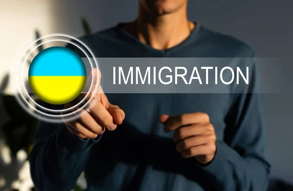 Bandeira de ucraniano e a imigração inscrição, botão virtual — Fotografia de Stock