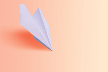 Ton uyumlu arka planda kağıttan uçak, tonlanmış.