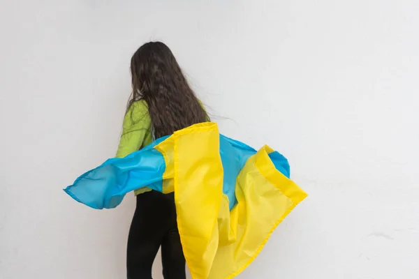 Menina segurando a bandeira da Ucrânia — Fotografia de Stock