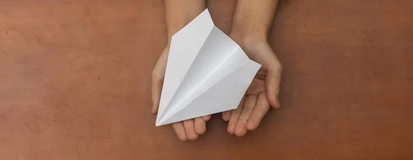 Gyerekálom. Childs kézzel indít fehér papír repülőgép — Stock Fotó