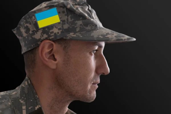 Ukrainsk soldat. Ukrainska i armén. Ukrainsk flagga på militäruniform. Trupper i Ukraina — Stockfoto
