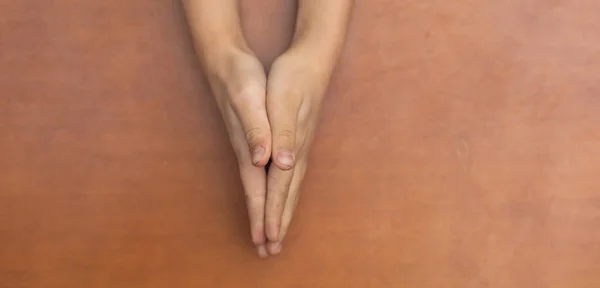 Чайлдс руки сложены вместе в молитве — стоковое фото