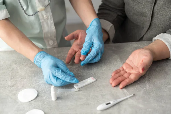 Ärztinnen in weißem Kittel und medizinischen Handschuhen mit Reagenzglas in der Hand für Tests im hämatologischen Labor des Krankenhauses, medizinisches und wissenschaftliches Konzept — Stockfoto