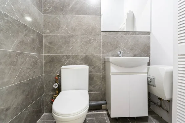 Nyilvános WC-fülke, szürke nyilvános fürdőszoba. — Stock Fotó