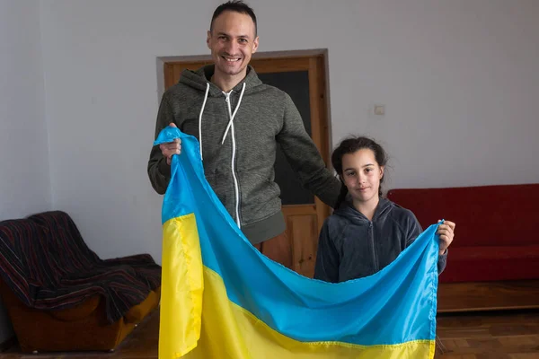 Pai com filha segurando bandeira ucraniana. Paz e oração pela Ucrânia — Fotografia de Stock