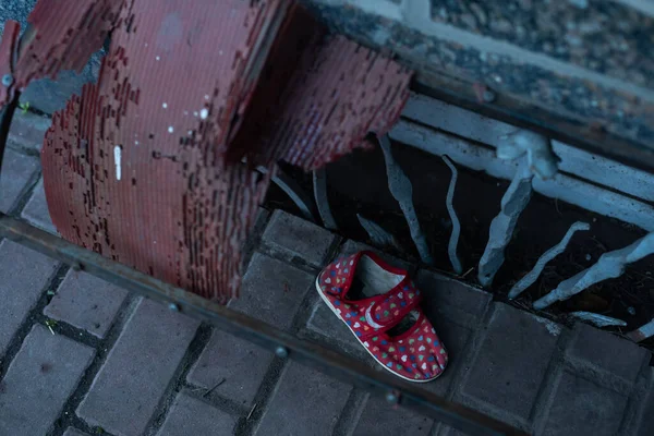 Guerra in Ucraina. Edifici residenziali danneggiati. devastazione nel cortile. — Foto Stock