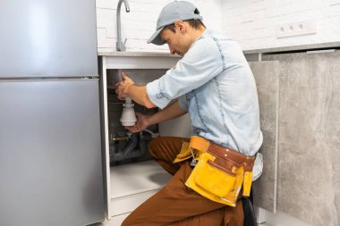 Formdaki usta bir su borusunun kurulumunu ya da sökülmesini sağlar ya da mutfağa bir mikser yerleştirir.