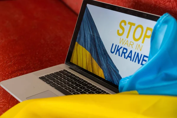 Pas de message de guerre sur ordinateur portable. Ukraine vs Russie, conflit, cyberattaque, invasion, soldat de l'armée. Espoir de paix. — Photo