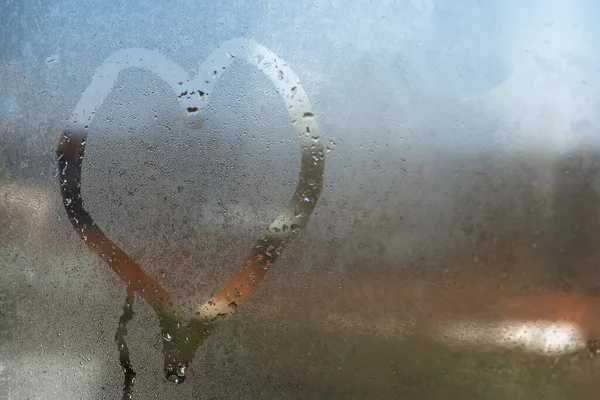 Bemaltes Herz auf dem nebligen Fenster. Ich liebe dich am Valentinstag. — Stockfoto