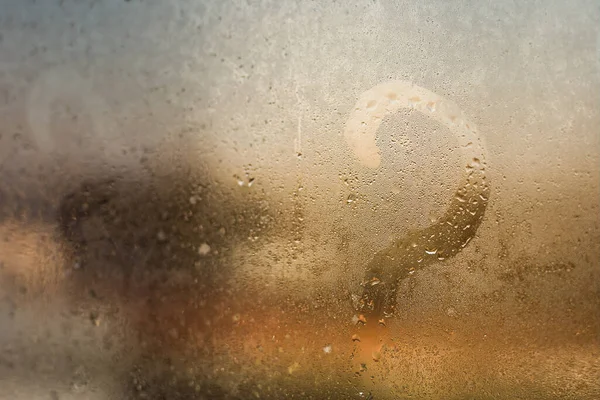 Chuva de outono, a inscrição no vidro suado - ponto de interrogação — Fotografia de Stock