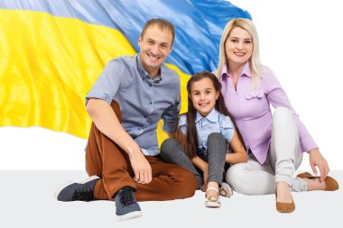 Ukrayna bayrağı, sarı ve mavi renkli Ukrayna bayrağı taşıyan bir aile. Aile, birlik, destek. Rusya 'nın Ukrayna' ya işgali, dünya toplumuna yardım talebi.